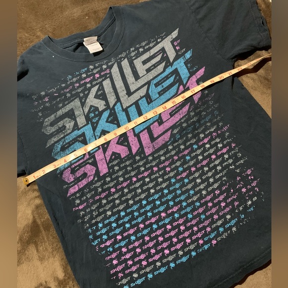 RARE Y2K skillet all over logo shirt - Picture 8 of 11